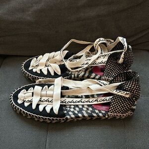 Ch Carolina Herrera navy and cream logo espadrille sandals size 39 NIB